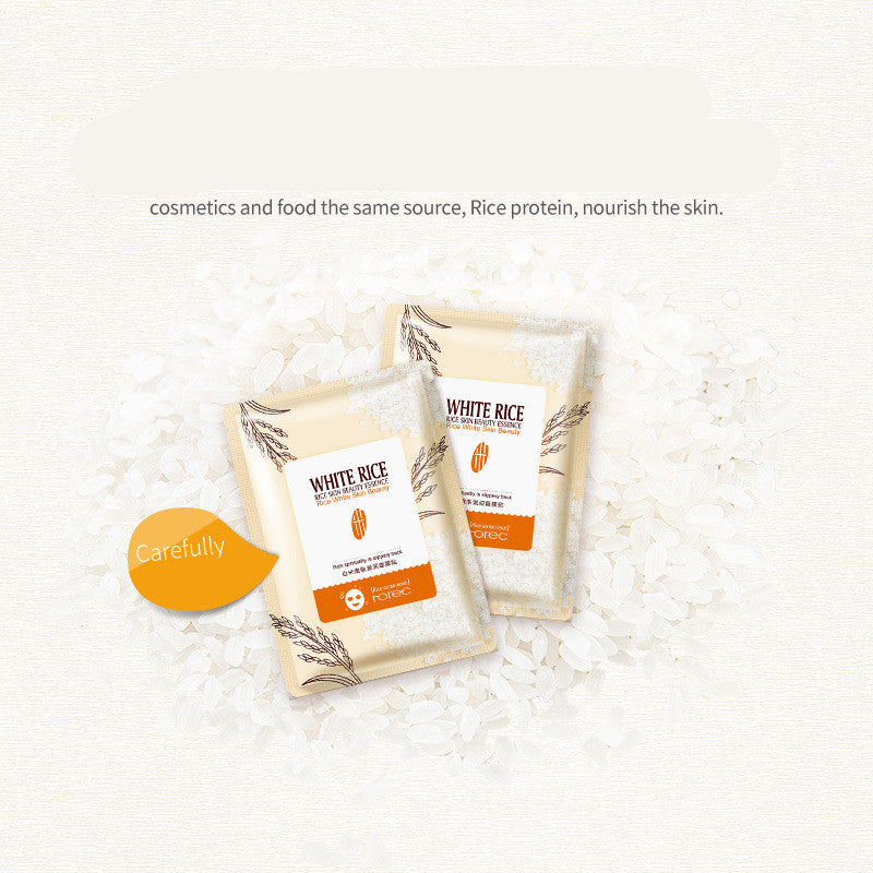 jar ke saath rice grains, bamboo spoon aur towel.
Text: “Infused with natural rice for radiant, glowing skin