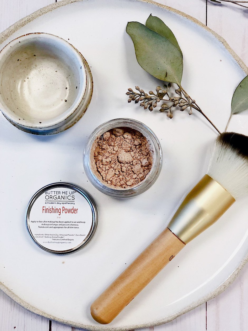 Organic finishing powder jar with applicator