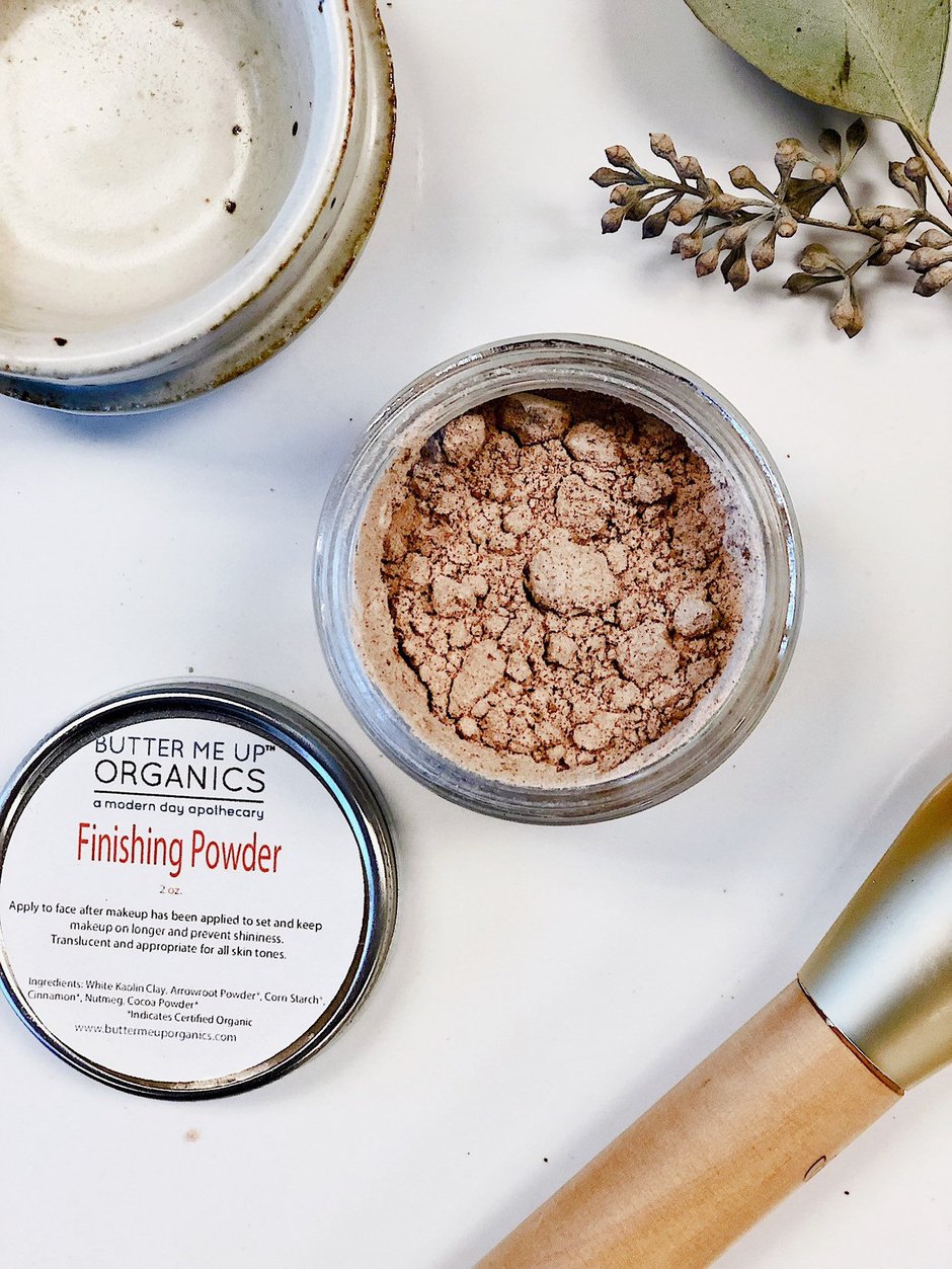 Lightweight organic setting powder on skin”